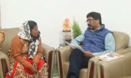 पुलवामा में शहीद विजय सोरेंग की पत्नी एवं बच्चों से मिले हेमन्त सोरेन