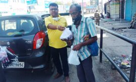 हास्य कवि सम्मेलन आयोजन समिति ने किया 500 पैकेट फूड का वितरण