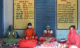 खूंटी में सखी मंडल की दीदियों द्वारा बनाया जा रहा सैनिटाइजर