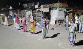 राष्ट्रीय युवा शक्ति के द्वारा जरूरतमंद लोगों को खाना खिलाया गया