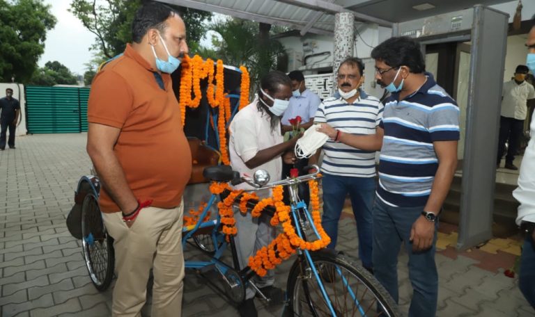 तंगहाली की जिंदगी जी रहे व्यक्ति को  मुख्यमंत्री का तोहफ़ा