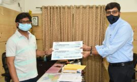 रांची उपायुक्त ने 21 लाख रुपए का चेक मुख्यमंत्री राहत कोष में दिया