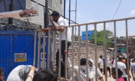 हिंदपीढ़ी में बैरिकेडिंग हटाने को लेकर पुलिस और स्थानीय लोगों में हुई नोक-झोक