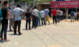 शराब की दुकानें खुली, सोशल डिस्टेंसिंग की धज्जियां उड़ी, पड़े डंडे, कमाई भरपूर हुई!