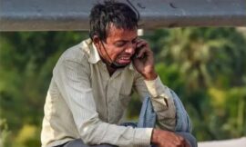 फोन पर रोते हुए प्रवासी मजदूर की वायरल फोटो के पीछे क्या है कहानी!