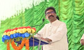 मुख्यमंत्री हेमन्त सोरेन ने ग्राम प्रधान सम्मान समारोह में ग्राम प्रधानों को सम्मानित किया