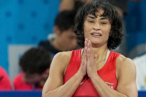 Vinesh Phogat Retirement: विनेश फोगाट ने कुश्ती से संन्यास का किया ऐलान, कहा- “मैं हार गई”