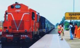 सावन की चौथी सोमवारी के मौके पर रविवार को सुल्तानगंज रेलवे स्टेशन पर कांवरियों की भारी भीड़,