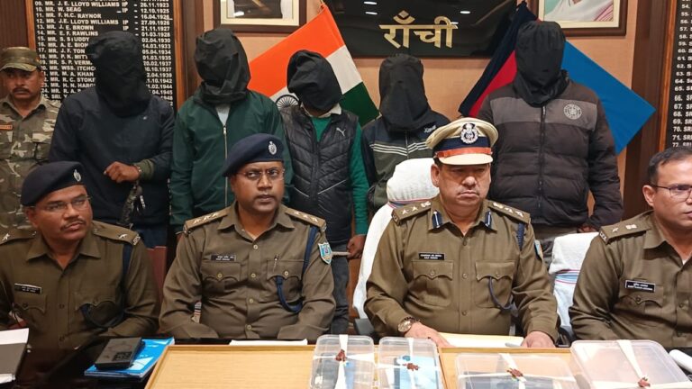रांची में नकली नोटों का कारोबार करने वाले तीन लोगों को पुलिस ने गिरफ्तार किया