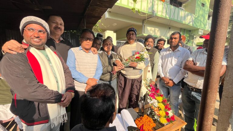 वित्त मंत्री राधा कृष्ण किशोर आज पलामू में अपने आवास पर जनता दरबार में लोगों की समस्याएं सुनीं।