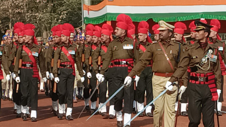 आज राजधानी के ऐतिहासिक मोराबादी मैदान में गणतंत्र दिवस को लेकर फुल ड्रेस रिहर्सल परेड किया गया