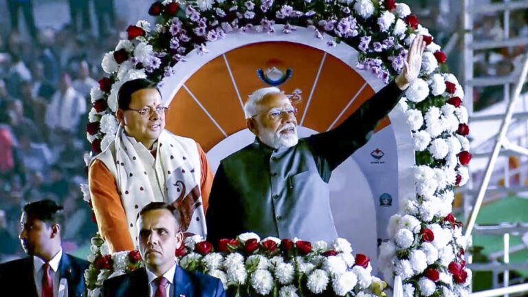 प्रधानमंत्री नरेंद्र मोदी ने उत्तराखंड के मुख्यमंत्री पुष्कर सिंह धामी के साथ 38वें राष्ट्रीय खेलों का उद्घाटन किया
