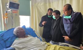 राधाकृष्ण किशोर और पूर्व मंत्री बंधु तिर्की, श्री कड़िया मुंडा जी से मिलने मेडिका अस्पताल पहुंचे