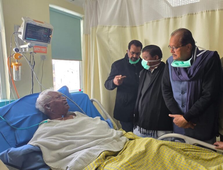राधाकृष्ण किशोर और पूर्व मंत्री बंधु तिर्की, श्री कड़िया मुंडा जी से मिलने मेडिका अस्पताल पहुंचे