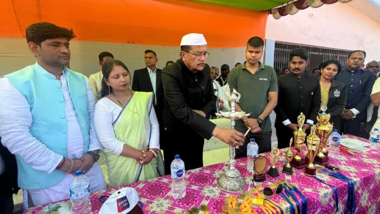 राधा कृष्णा किशोर ने छत्तरपुर के हाई स्कूल मैदान में रोमांचक क्रिकेट मैच का आनंद लिया