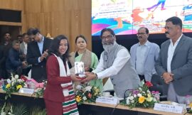 हॉकी टीम की कप्तान सलीमा टेटे और ओलंपियन निक्की प्रधान को हरमू में जमीन