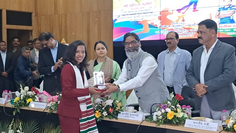 हॉकी टीम की कप्तान सलीमा टेटे और ओलंपियन निक्की प्रधान को हरमू में जमीन