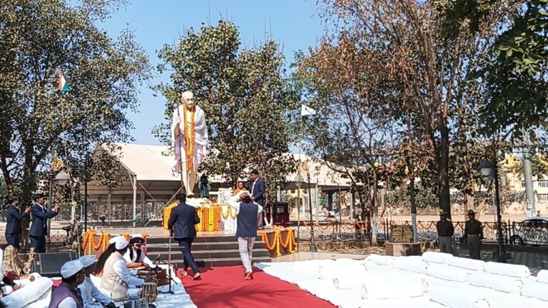 हेमंत सोरेन ने रांची बापू वाटिका मे महात्मा गांधी के प्रतिमा पर माल्यार्पण अर्पित किया