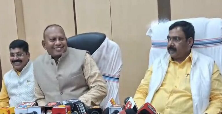संजय प्रसाद यादव एवं संजय सिंह यादव के द्वारा संयुक्त रूप से संवाददाता सम्मेलन को संबोधित किया