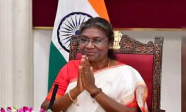 राज्य के स्वास्थ्य मंत्री ने राष्ट्रपति के आगमन पर उनका स्वागत किया