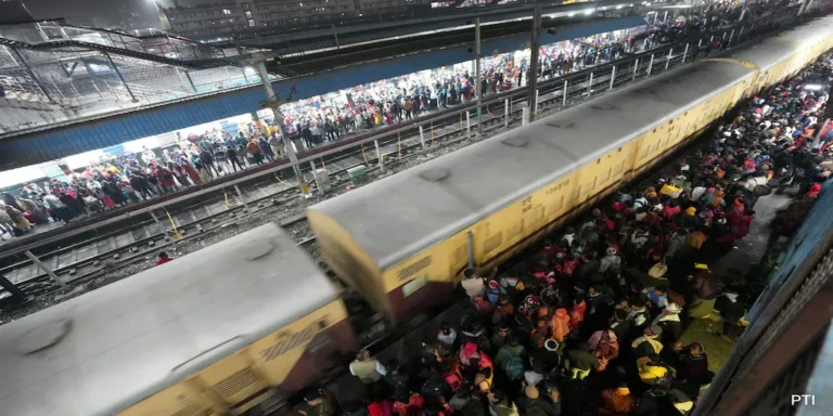 नई दिल्ली रेलवे स्टेशन भगदड़ अपडेट: महाकुंभ भीड़ के कारण 18 की मौत, अश्विनी वैष्णव ने अमित शाह से की मुलाकात