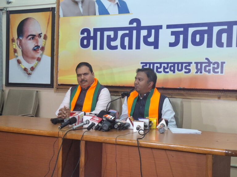 डीजीपी अनुराग गुप्ता के नियुक्ति के मामले में भारतीय जनता पार्टी और झारखंड मुक्ति मोर्चा आमने-सामने
