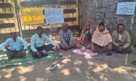 अशोका होटल कि कर्मचारियों ने होटल के मुख्य द्वार पर बैठकर भिक्षाटन कार्यक्रम चलाया