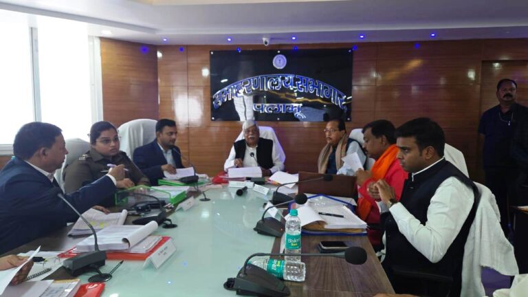 राधाकृष्ण किशोर आज समाहरणालय सभागार, पलामू में आयोजित दिशा की बैठक में शामिल हुए