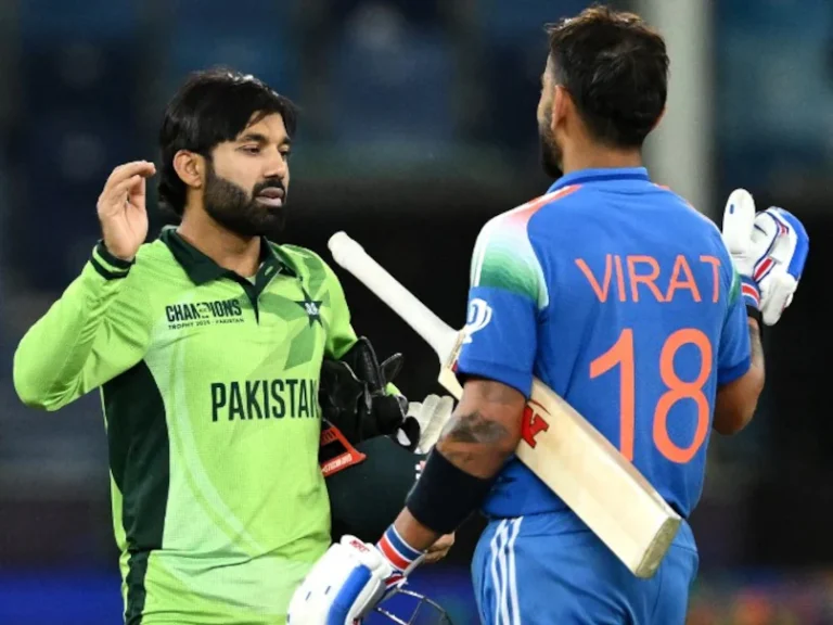 “पहले विराट कोहली की बात करते हैं”: मोहम्मद रिज़वान की प्रेस कॉन्फ्रेंस में भारतीय स्टार के लिए तारीफों की झड़ी