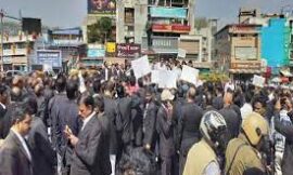 रांची सिविल कोर्ट बार एसोसिएशन के भवन से अल्बर्ट एका चौक तक भारी संख्या में विरोध मार्च निकाला