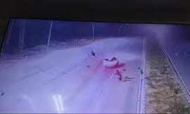 कर्नाटक में हिट-एंड-रन हादसा: तेज रफ्तार कार की टक्कर से महिला हवा में उछली, मौके पर मौत