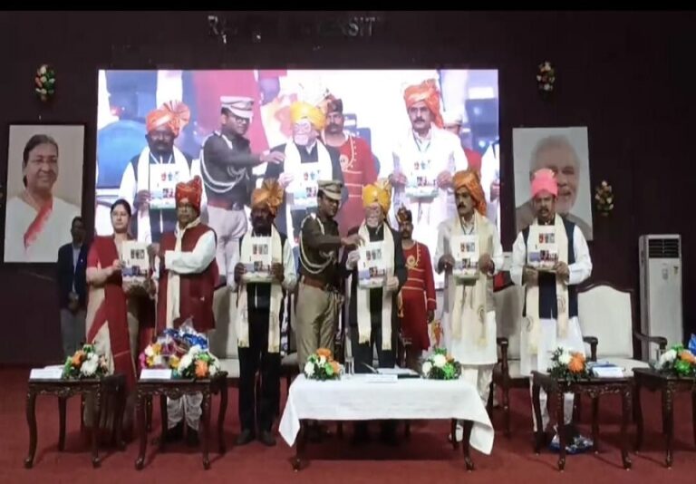 फुटबॉल हॉकी और एथलेटिक्स के खिलाड़ियों को राज्यपाल के द्वारा प्रमाण पत्र और मोमेंटो प्रदान किया गया