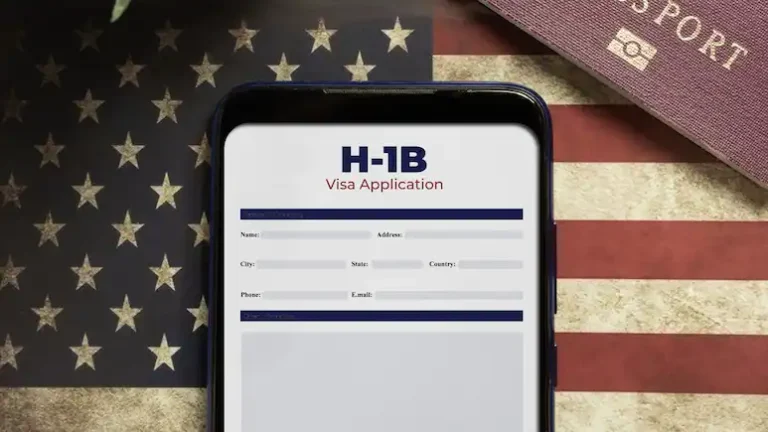अमेरिका में ग्रीन कार्ड, H-1B और F-1 वीज़ा धारकों के लिए यात्रा को लेकर चेतावनी