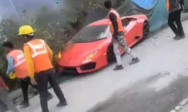 सुपरकारें, लापरवाह हाथ: नोएडा में लैम्बॉर्गिनी हादसा बढ़ते खतरे की ओर इशारा