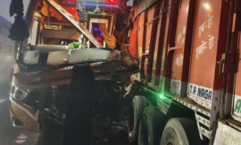 आगरा में खड़े ट्रक से टकराई बस, 4 की मौत, 19 घायल