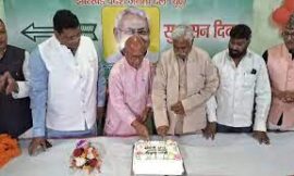 केक काटकर नीतीश कुमार को जन्मदिन के अवसर पर दी गई बधाई