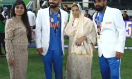 विराट कोहली ने मोहम्मद शमी की मां के छुए पैर, भावुक पल ने इंटरनेट पर मचाया धमाल