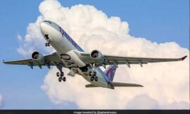 मृत यात्री के पास 14 घंटे बैठाए जाने पर क़तर एयरवेज़ ने दी सफाई, कहा- क्रू ने सही तरीके से किया