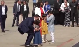 भारत यात्रा पर पहुंचे अमेरिकी उपराष्ट्रपति जेडी वांस, पारंपरिक पोशाक में दिखे उनके बच्चे