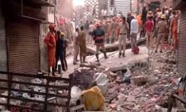दिल्ली के मुस्तफाबाद में इमारत ढही: 4 की मौत, कई लोगों के मलबे में दबे होने की आशंका