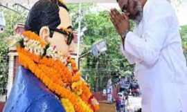 आज रांची के डोरंडा स्थित डॉ भीमराव अंबेडकर की आदमकद प्रतिमा पर माल्यार्पण कर उन्हें नमन किया