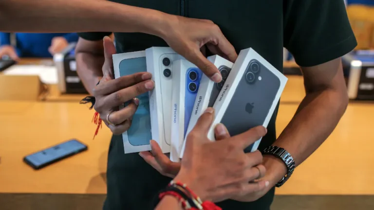 ट्रंप टैरिफ से बचने की रणनीति: भारत से अमेरिका भेजे गए 600 टन iPhones