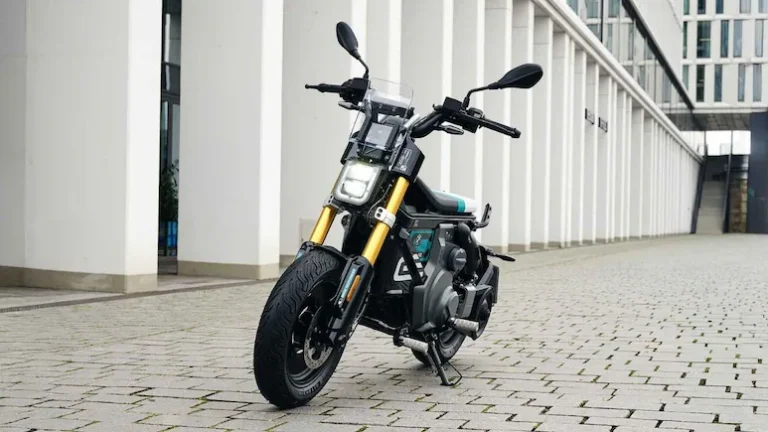 Read more about the article टीवीएस ने ईवी निर्यात में किया नेतृत्व, FY25 में 4,400 से अधिक CE 02 इलेक्ट्रिक स्कूटर का निर्यात किया