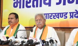 लक्ष्मीकांत वाजपेई आयोजित संवाददाता सम्मेलन को संबोधित किया