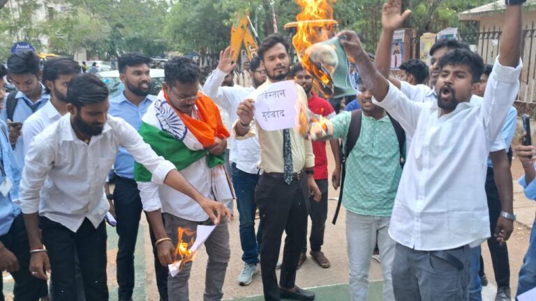 डॉक्टर श्यामा प्रसाद मुखर्जी विश्वविद्यालय पर युवा छात्रों के द्वारा पाकिस्तान के खिलाफ जोरदार विरोध