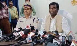 मंजूनाथ भजंत्री और चंदन कुमार सिन्हा लोगों से मॉक ड्रिल के दौरान लाइट बंद रखने की अपील