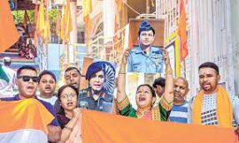 पहाड़ी मंदिर मे भी युवाओं ने भगवान भोलेनाथ की पूजा की, और भारतीय सेना की रक्षा के लिए प्रार्थना किया