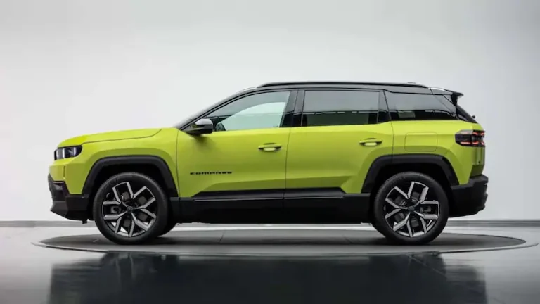 थर्ड-जेनरेशन Jeep Compass से पर्दा हटा — मिलेगा हाइब्रिड और EV पावरट्रेन, लेकिन है एक ट्विस्ट