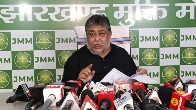 झारखंड मुक्ति मोर्चा ने बिहार विधानसभा चुनाव से पहले केंद्र और चुनाव आयोग पर गंभीर आरोप लगाए