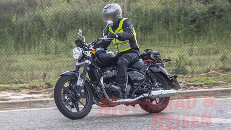 Read more about the article रॉयल एनफील्ड सुपर मेटियोर 650 स्पाई हुई – क्या नई लॉन्च की तैयारी है?